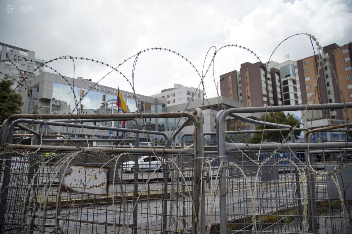 Fuerte resguardo en el CNE Quito