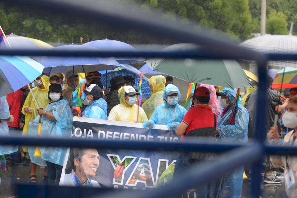Simpatizantes de Yaku Pérez se mantienen en vigilia en exteriores del CNE Guayas