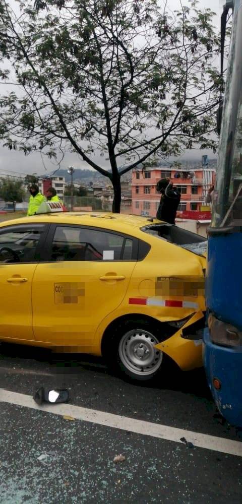 Choque múltiple en la avenida Teniente Hugo Ortiz, sur de Quito