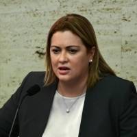 Secretaria de Educación deja a mitad entrevista radial para irse a otra