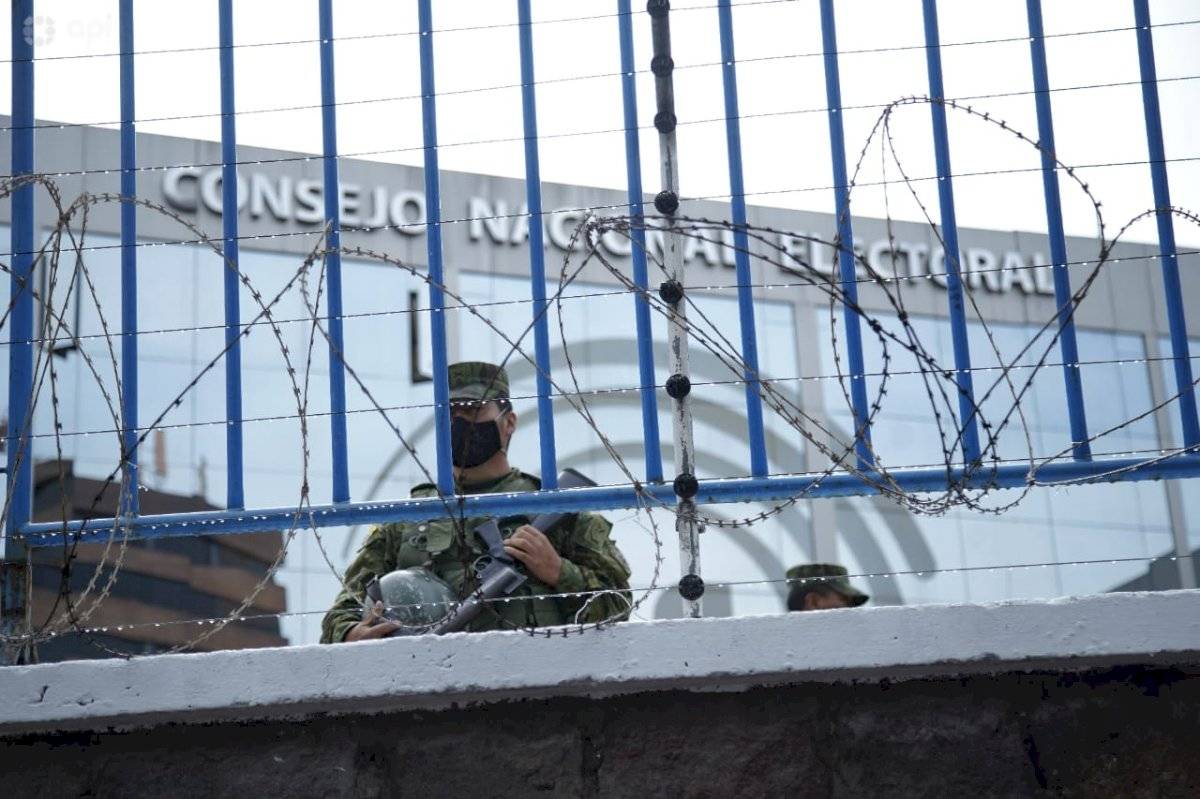 Fuerte resguardo en el CNE Quito