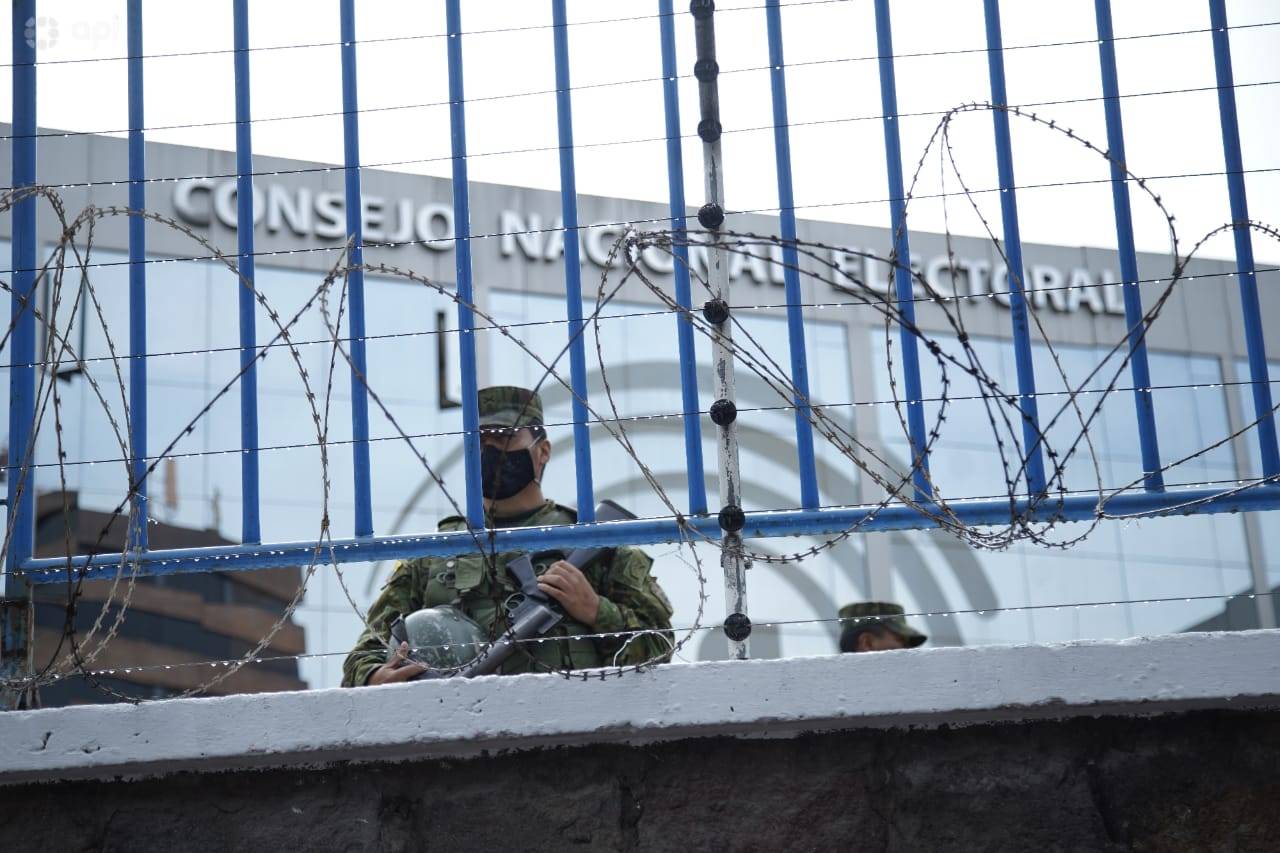 Fuerte resguardo en el CNE Quito