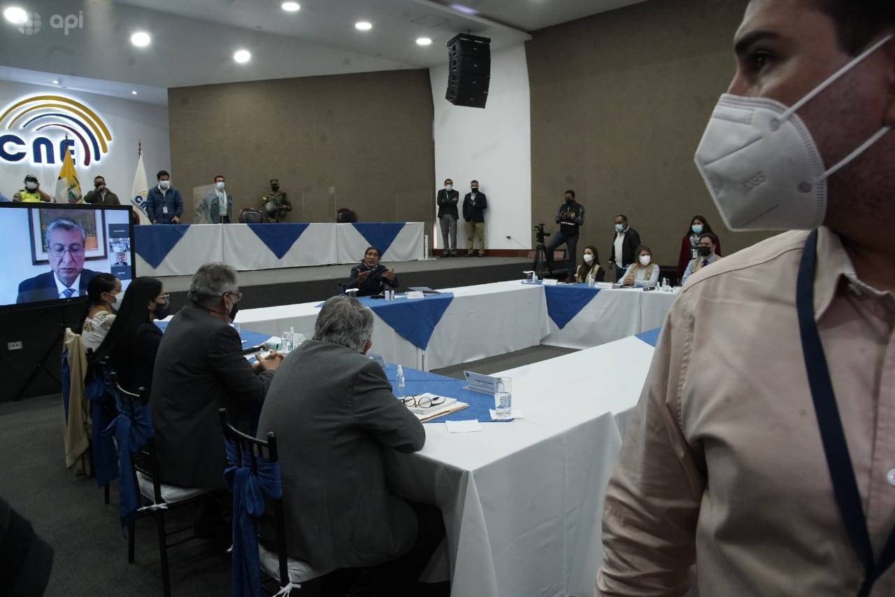 Yaku Pérez y Guillermo Lasso se reunieron este 12 de febrero en el CNE de Quito