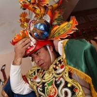 Bolivianos se las ingenian para mantener magia del carnaval