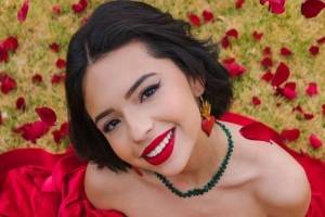 Ángela Aguilar sorprende bailando merengue en su acogedora cocina