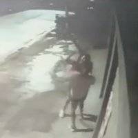 Mujer apuñala a su novio en plena calle en Argentina