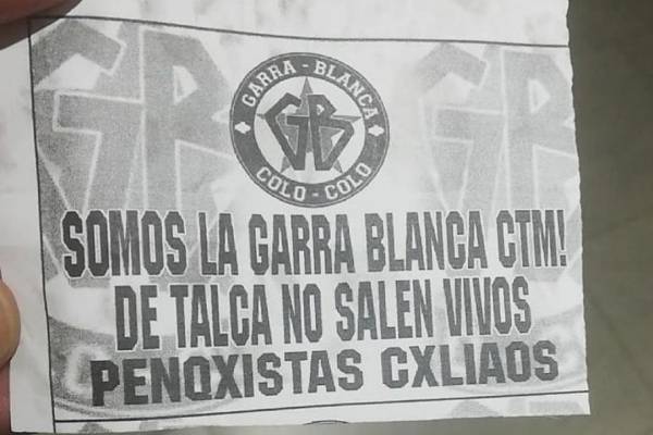 En las cercanías del hotel de concentración de la Universidad de Concepción se encontraron panfletos de hinchas de Colo Colo