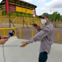 Asaltan con pistola a reportero en plena transmisión