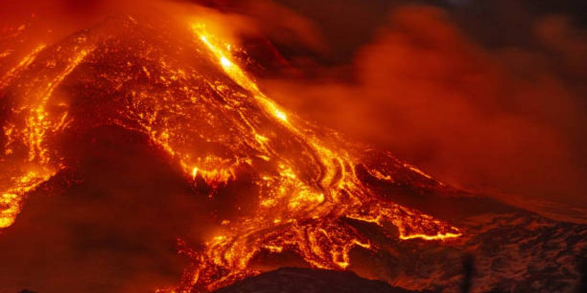 Las impresionantes imágenes de la erupción del volcán Etna, ¿puede ocurrir un desastre en Italia?