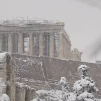 Inusual nevada en Grecia cubre los monumentos de Atenas