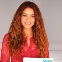 Shakira promociona su línea de camisetas con un look de jean skinny y top azul brillante