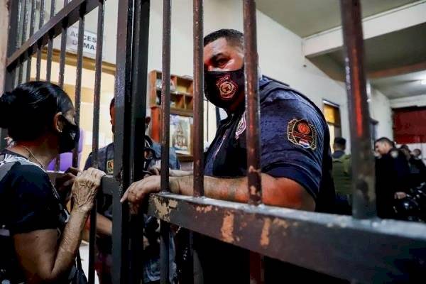 El motín dejó seis presos muertos, en el que un grupo de internos tomó como rehenes a varios guardias