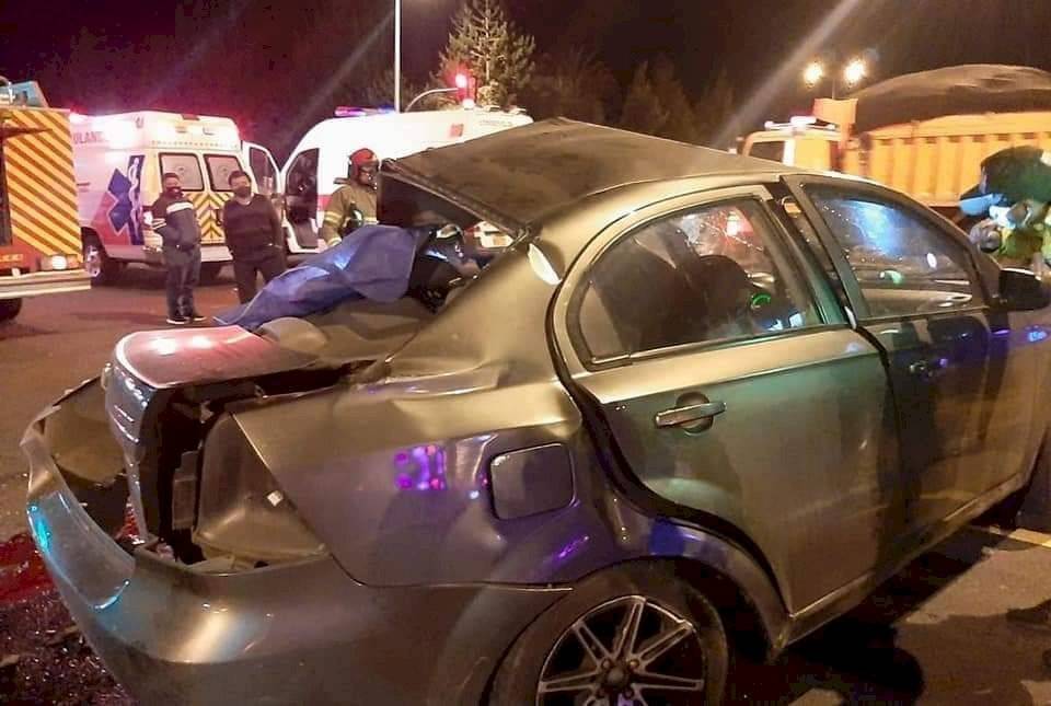 Accidente de tránsito entre un camión y un automóvil