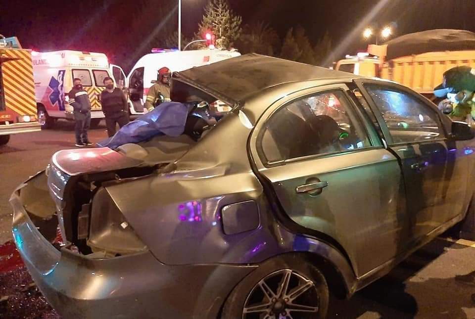 Accidente de tránsito entre un camión y un automóvil