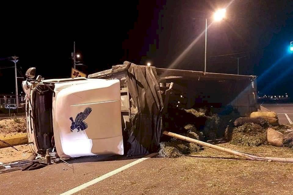 Accidente de tránsito entre un camión y un automóvil