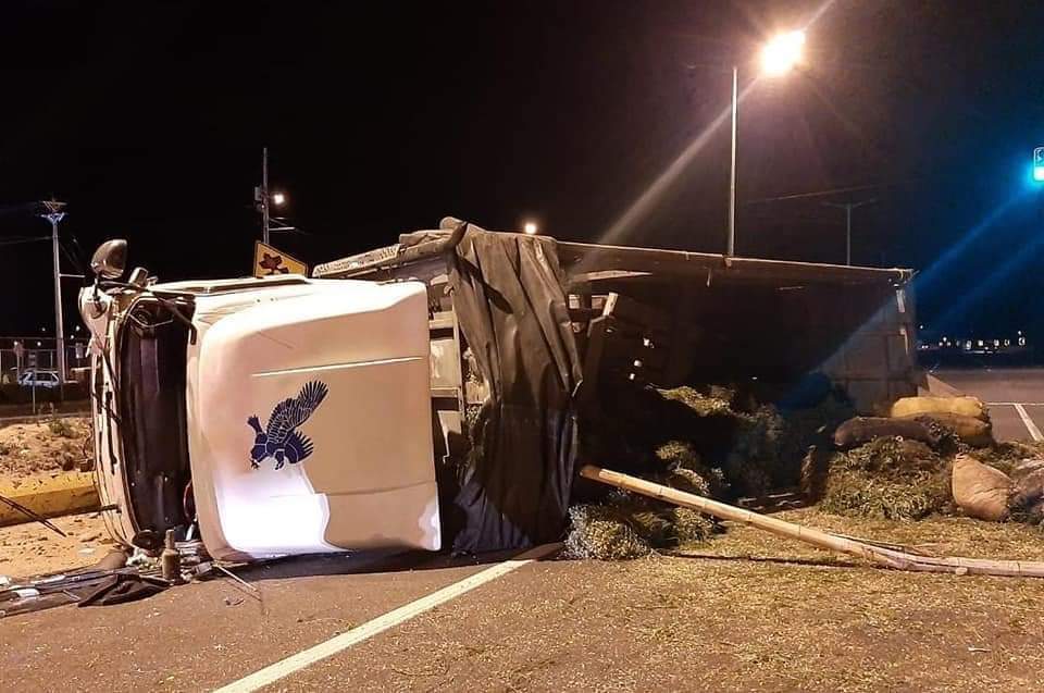 Accidente de tránsito entre un camión y un automóvil