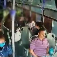 Conmoción por mujer que fue atacada brutalmente por su esposo en un bus en México
