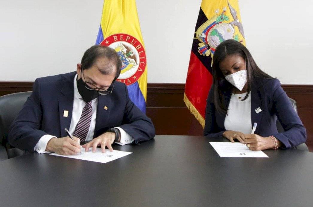 De Izq. a Der. Fiscal de Colombia, Francisco Barbosa y la Fiscal de Ecuador, Diana Salazar.