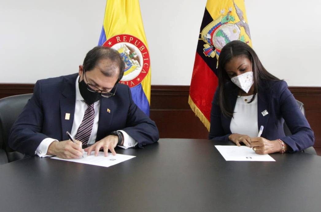 De Izq. a Der. Fiscal de Colombia, Francisco Barbosa y la Fiscal de Ecuador, Diana Salazar.