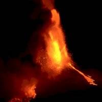 Aumenta la actividad del volcán Etna este jueves lanzó una enorme cantidad de lava