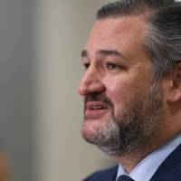 Ted Cruz acusado de volar a Cancún en medio de cortes de energía en Texas y su foto se vuelve viral