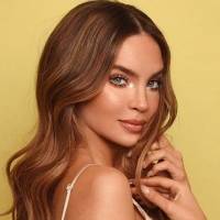 Critican a Belinda por reaparecer en bikini y en Acapulco tras la muerte de su abuela
