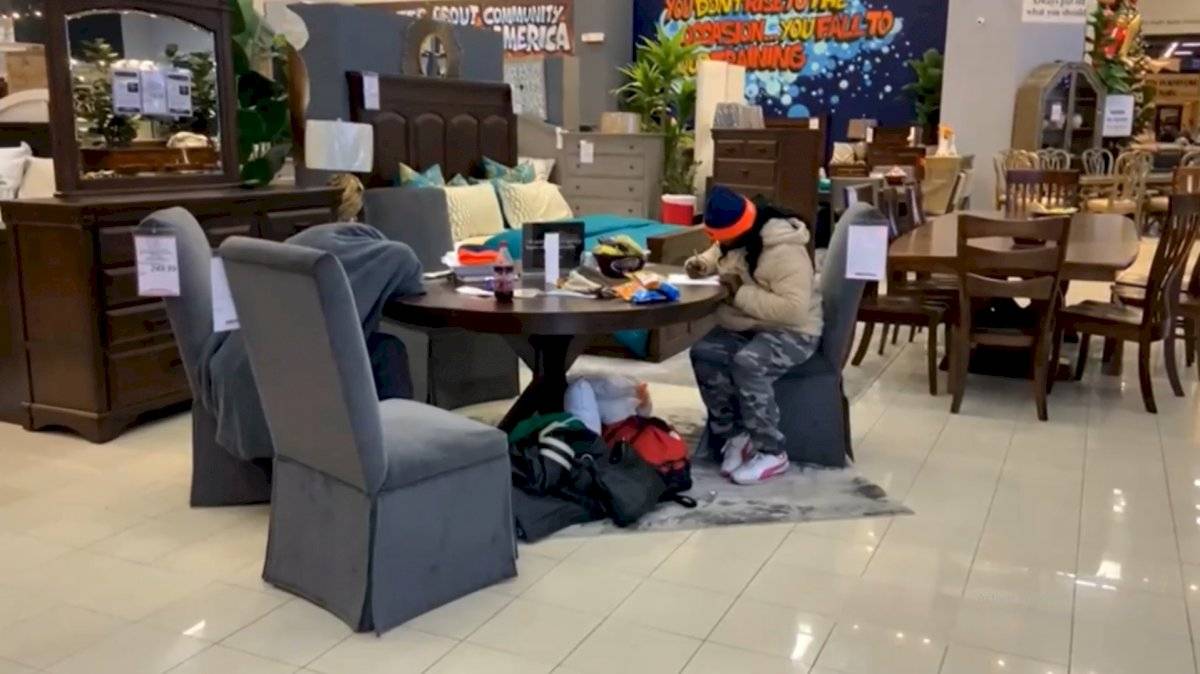 ¡Increíble! Mueblería ofrece refugio a damnificados por tormenta invernal en Houston