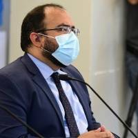 Senadora hace pasar pasme a Secretario Auxiliar de Educación que pidió quitarse la mascarilla