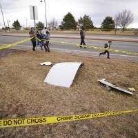 Llueven escombros del cielo al fallar el motor de un avión tras despegar en Denver