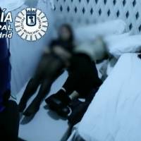 Asistentes de una fiesta ilegal se esconden de la policía debajo de camas