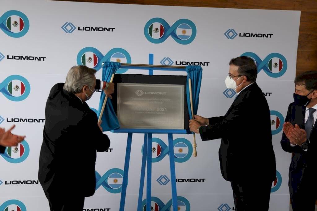 Presidente de Argentina visita laboratorio en México.