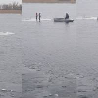 Residente de Ucrania rescata a dos niños atrapados en placa de hielo