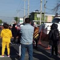 Bloquean Avenida Central por suspensión de vacunación en Ecatepec