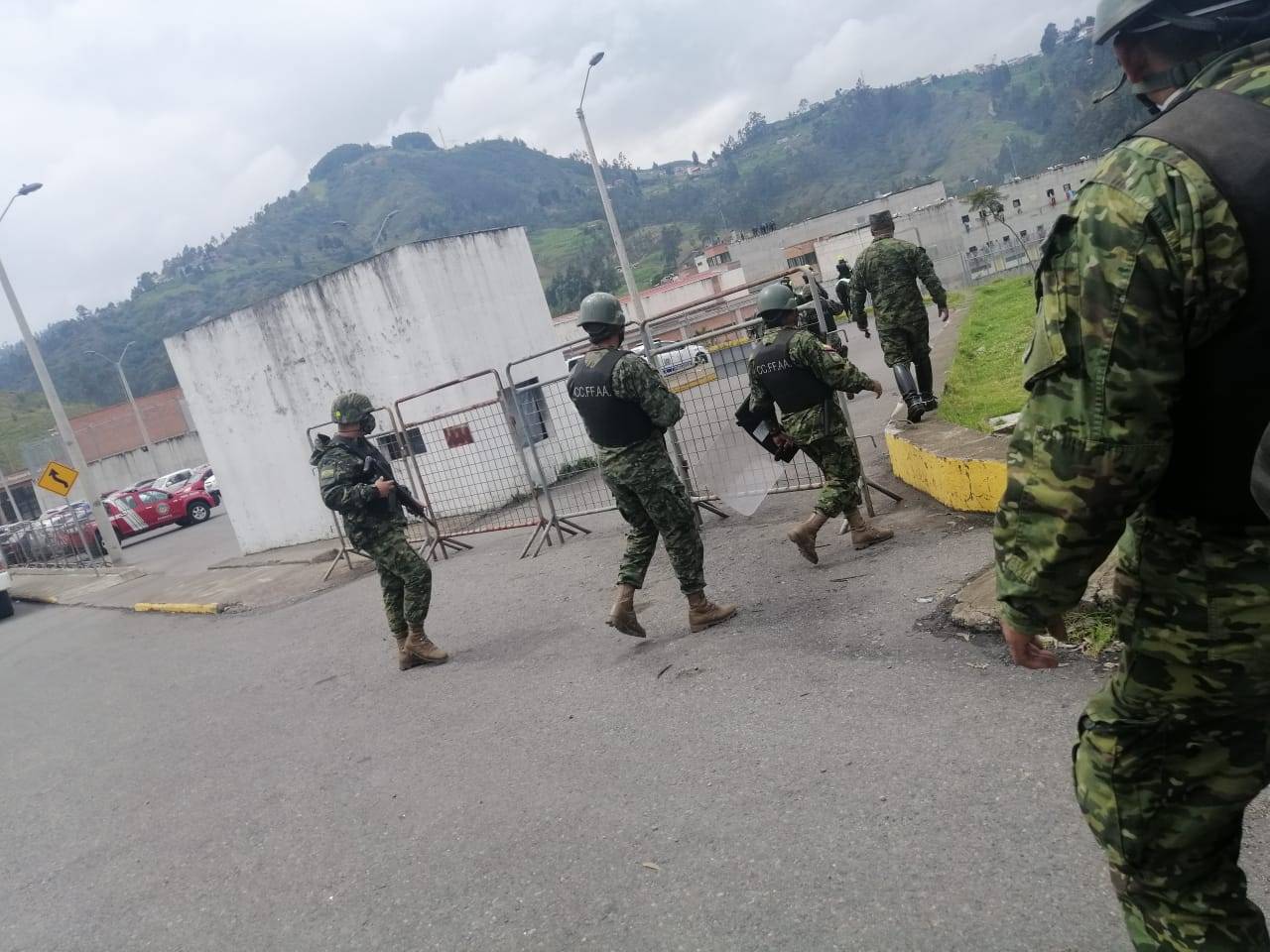 Contingente de las Fuerzas Armadas se despliega a la cárcel de Turi y Guayaquil