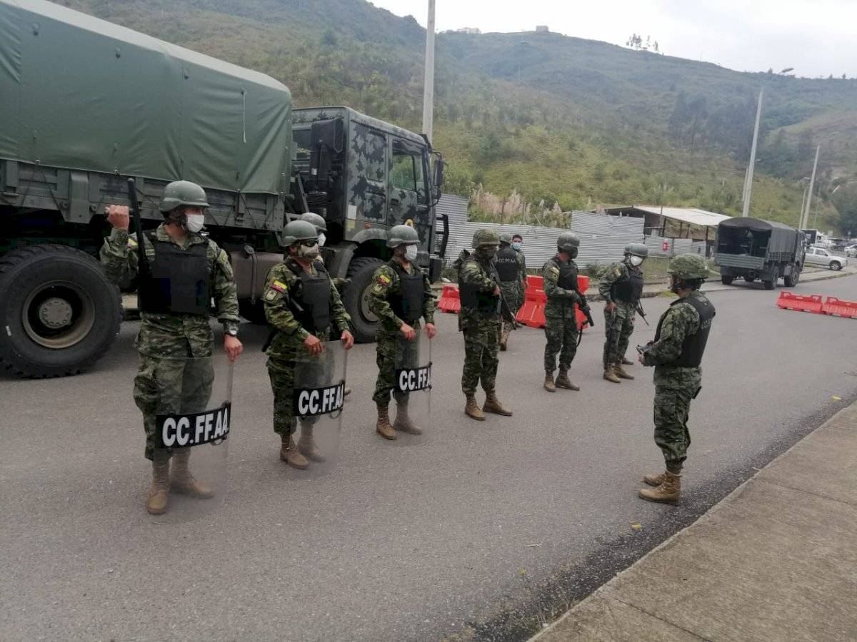 Contingente de las Fuerzas Armadas se despliega a la cárcel de Turi y Guayaquil