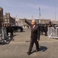 "¿Dónde están las vacunas?", le gritan a AMLO al salir de Palacio Nacional