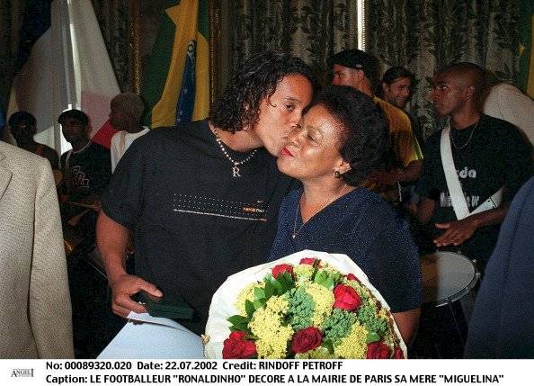 Ronaldinho, recibió un duro golpe a nivel familiar por el fallecimiento de su madre Miguelina Elói Assis dos Santos.