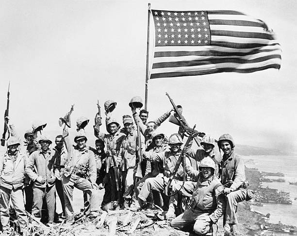 El primer grupo que izó una bandera en el Monte Suribachi.