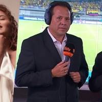 Foto: Molestia actitud de Carlos Antonio Vélez y del 'Cantante del Gol' sobre hincha del Cali que se desnudó