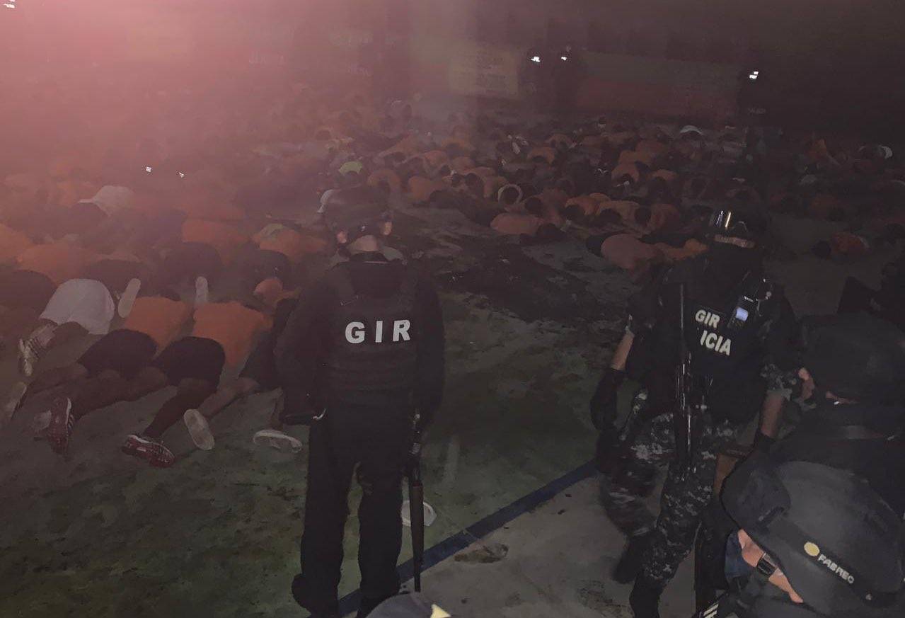 Retoman el control de dos cárceles de Ecuador tras amotinamientos de esta noche
