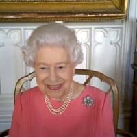 Reina Isabel II anima a la población a vacunarse contra el COVID-19