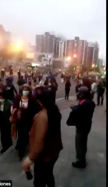 Policía Nacional respondió con chorros de agua y gas lacrimógeno.