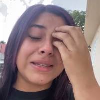 Joven denuncia acoso por parte de su vecino entre miedo y lágrimas
