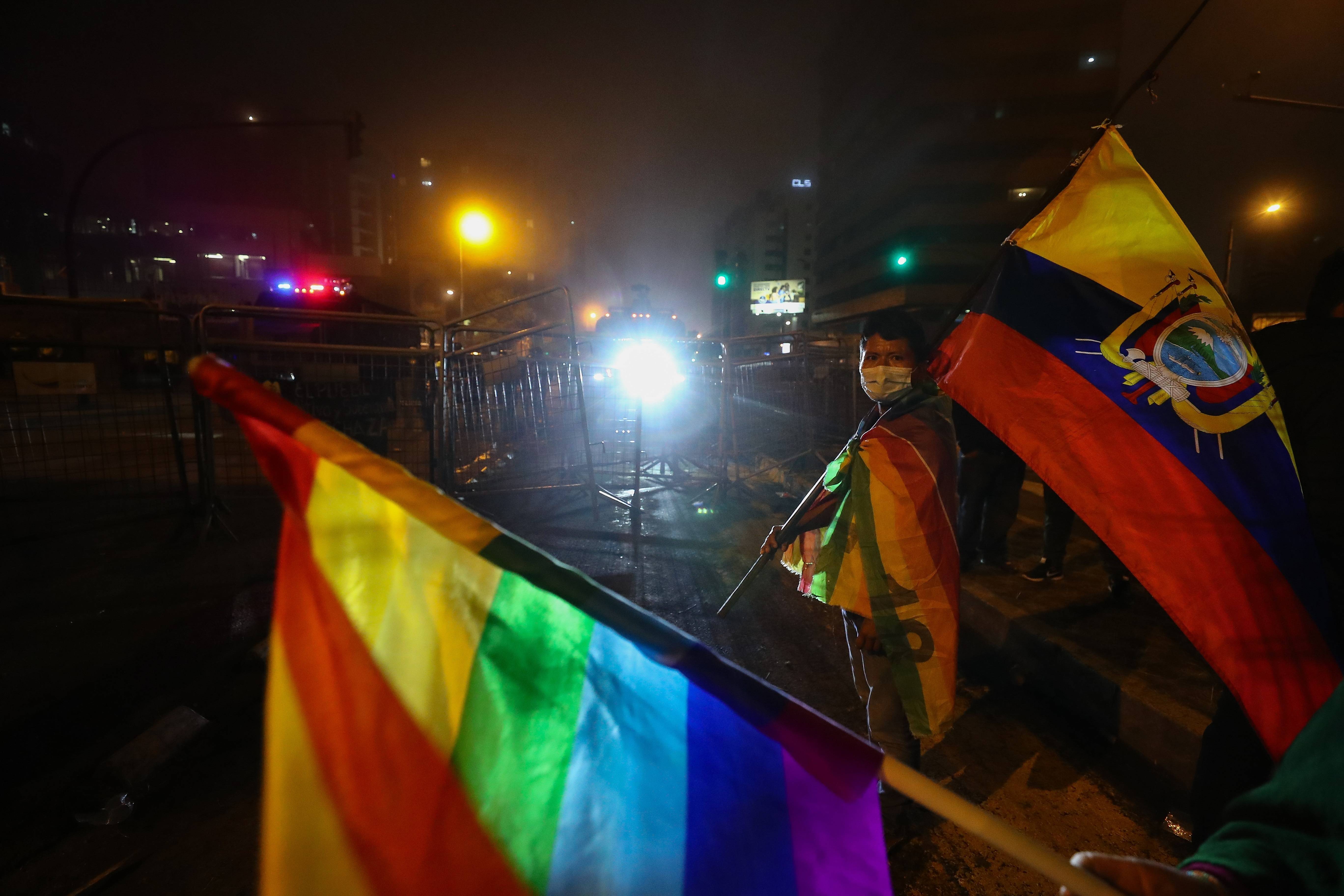 Simpatizantes de Yaku Pérez en los exteriores del CNE de Quito