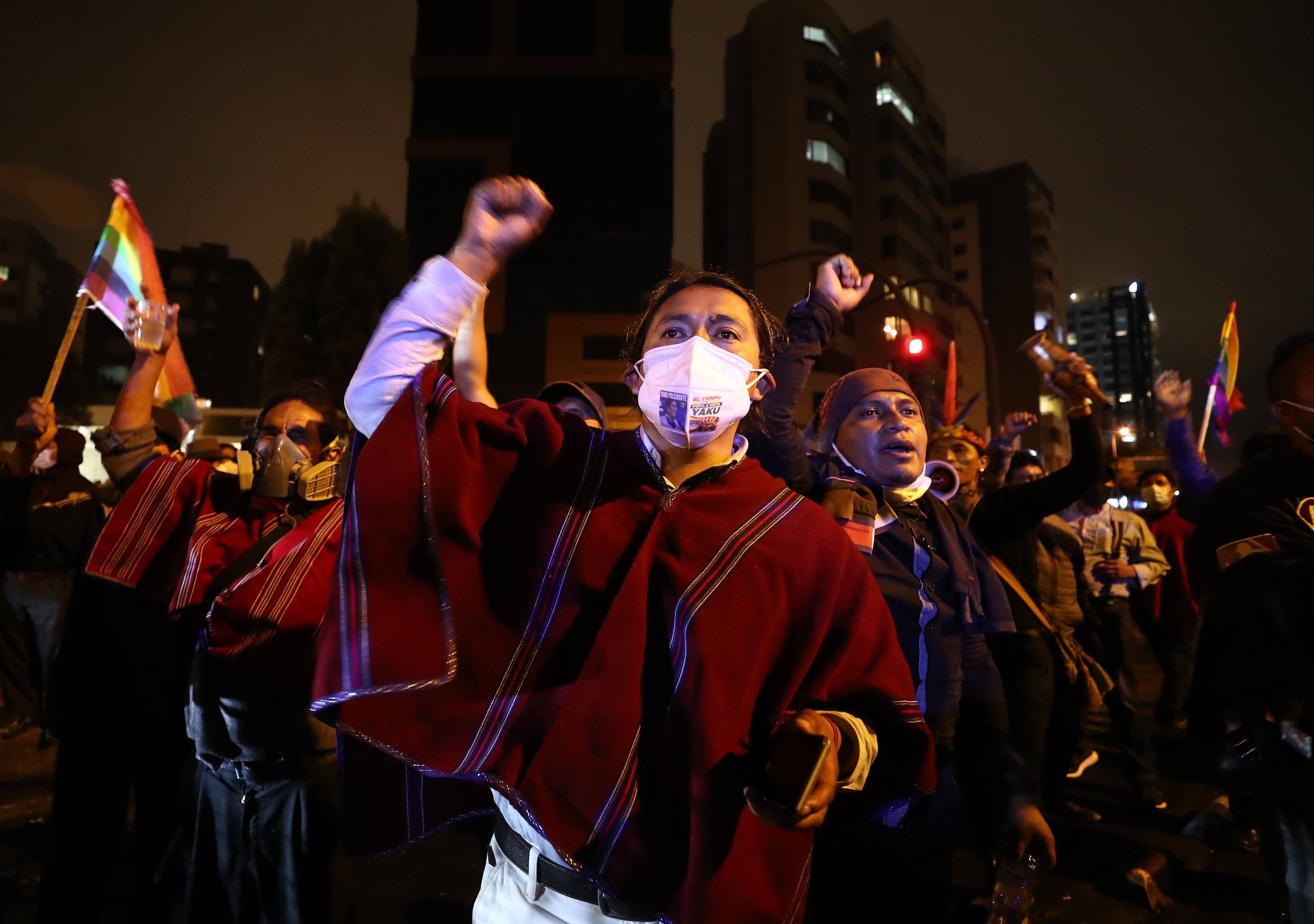 Simpatizantes de Yaku Pérez en los exteriores del CNE de Quito