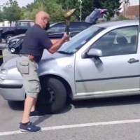 Hombre rompe ventana de carro por un perro que habían dejado encerrado