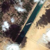 Otras dos remolcadoras navegan hacia el Canal de Suez