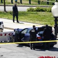 Al menos dos policías heridos tras carro arremeter contra barricada del Capitolio federal