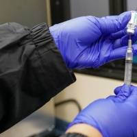 Nueva York empieza a vacunar contra el COVID-19 a los mayores de 16 años