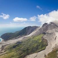Ordenan evacuar región de isla caribeña ante amenaza de erupción volcánica